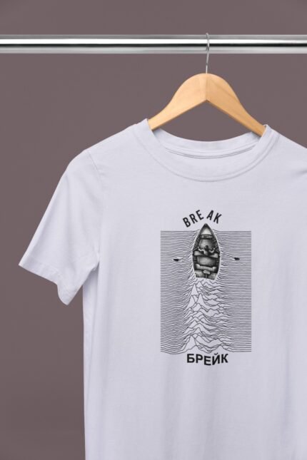 Men's White Graphic T-Shirt – BREAK Boat Illustration with Dual-Language Print